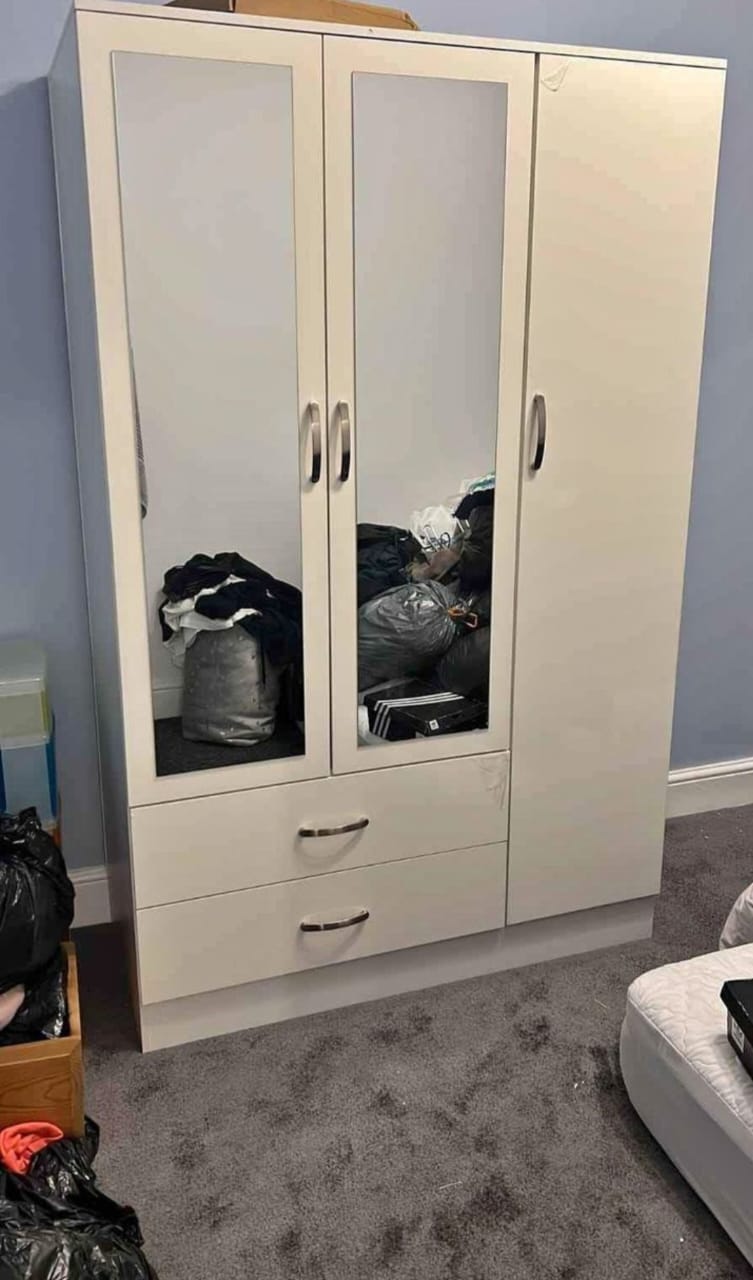 3 Door wardrobe with 2 drawers and mirrors